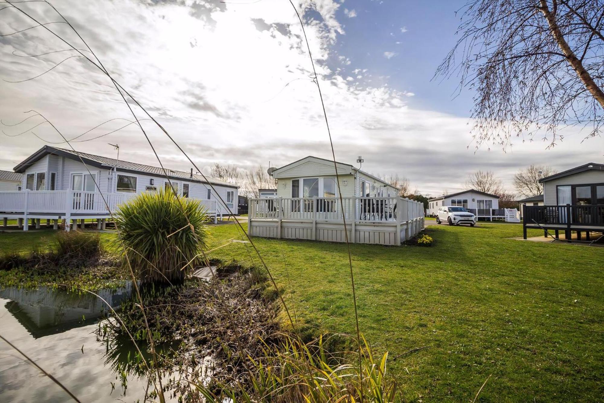 Stunning 6 Berth Caravan At Manor Park In Norfolk Ref 23194k *