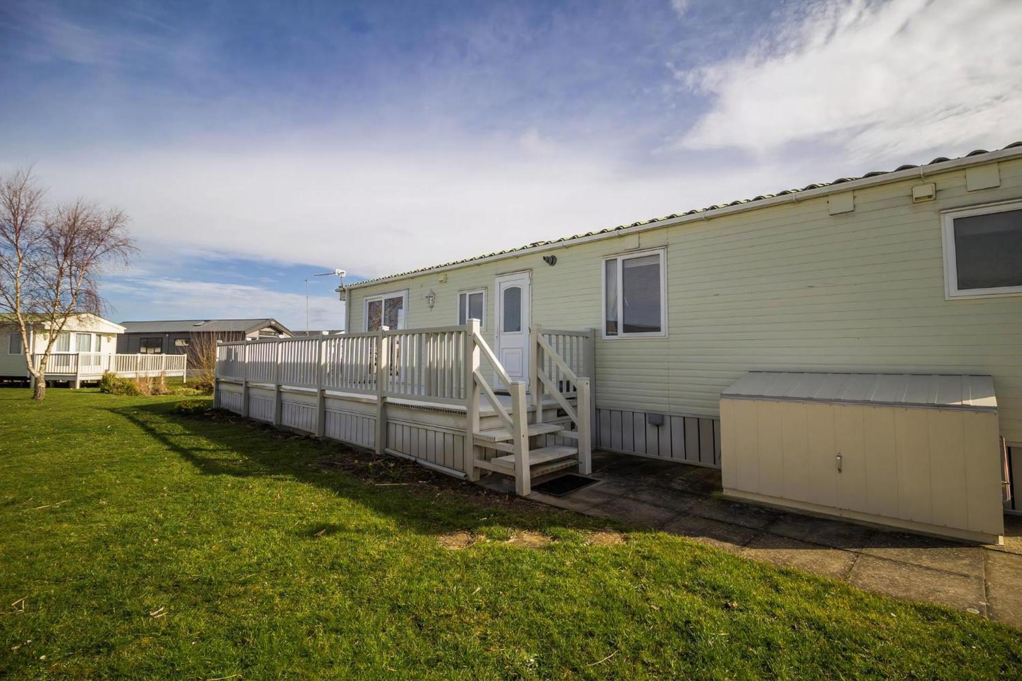 Stunning 6 Berth Caravan At Manor Park In Norfolk Ref 23194k