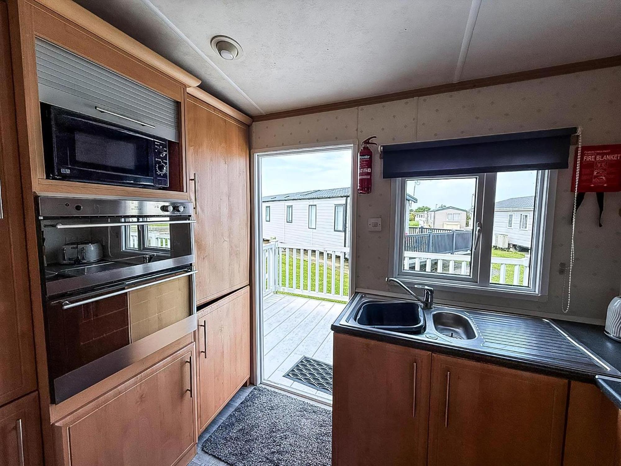 Stunning 6 Berth Caravan At Manor Park In Norfolk Ref 23194k Camping Hunstanton
